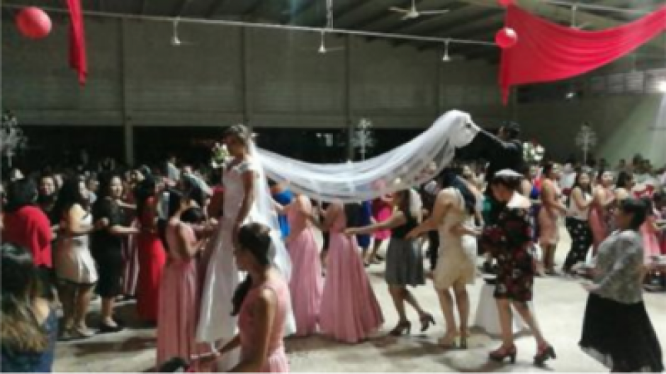 Enfermera que pospuso boda por atender paciente por fin se casa