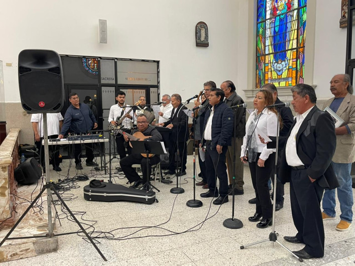 Celebran músicos su día con misa