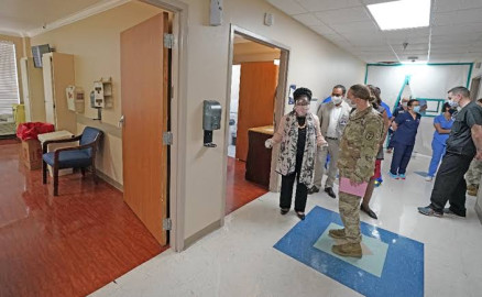 Abbott aumenta insumos en hospitales ante alza en hospitalizaciones por COVID-19 