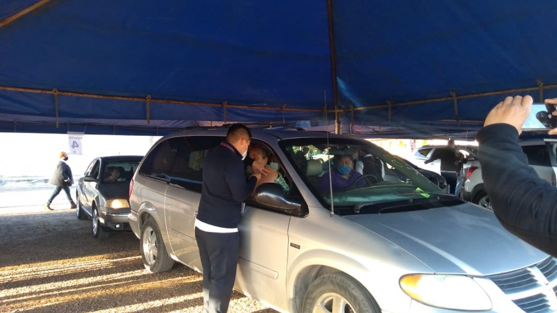 Adultos mayores madrugan por vacuna contra covid-19 