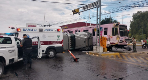 Cuatro heridos tras choque de tractocamión con tren ligero en GDL