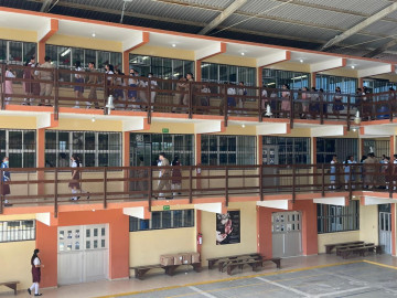 Maestros de la secundaria 9 trabajan bajo protesta