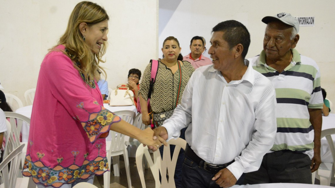 Felicita Maki a barrenderos en su día