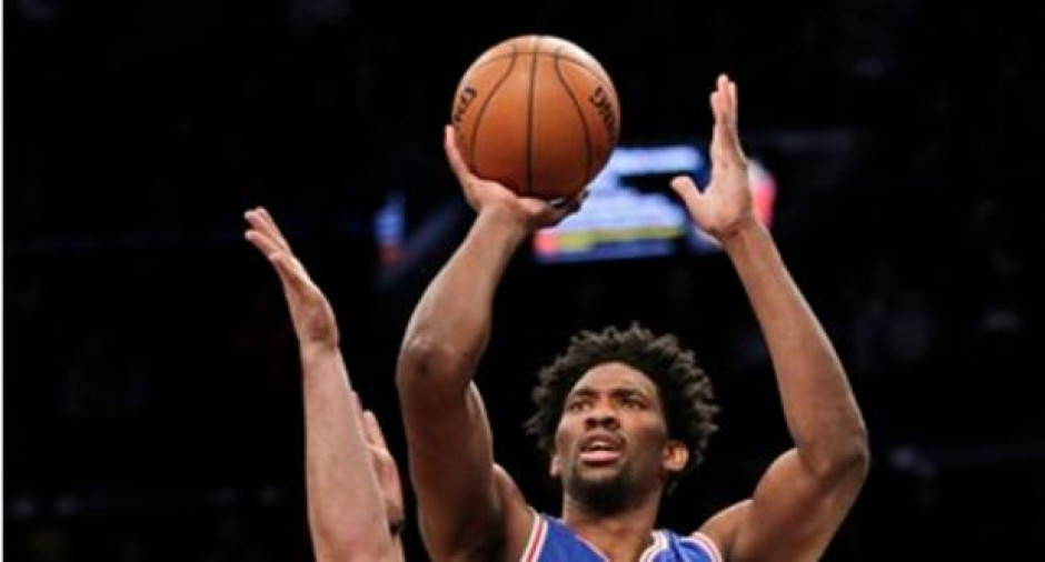 Empatan cifra de triunfos del año pasado, 76ers ganan a Nets
