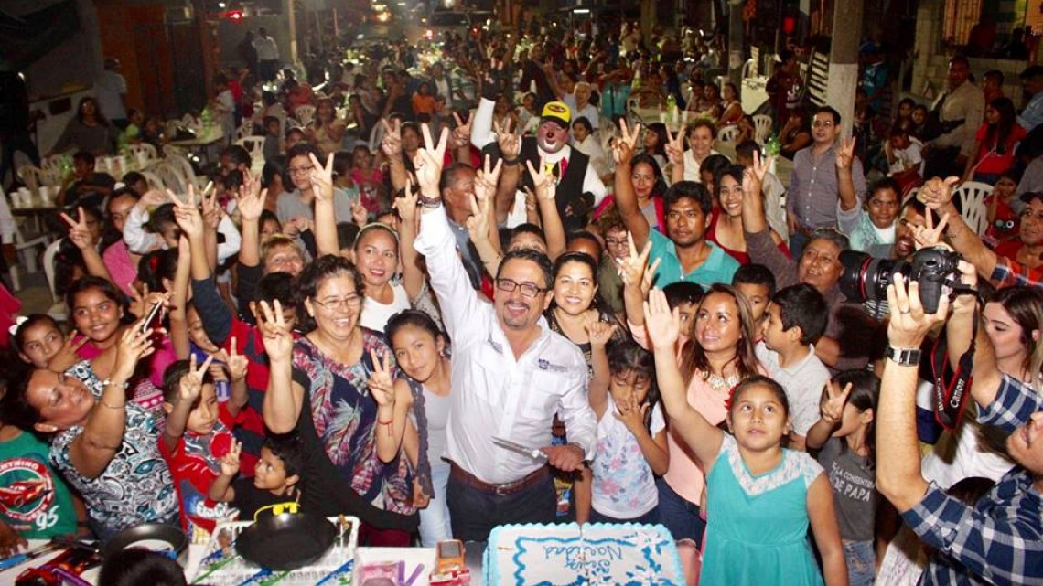 Llevan a colonias de Madero “Gira Navideña”