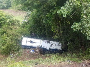 Autobús cae a barranco y deja ocho muertos