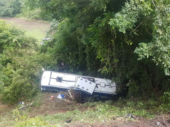 Autobús cae a barranco y deja ocho muertos