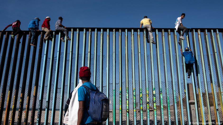 Anuncia gobernador de TX medidas sin precedentes contra crisis migratoria 