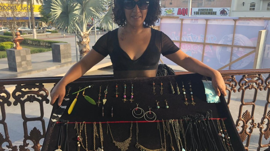 Artista guanajuatense promueve el arte en Plaza Principal