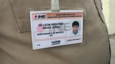 #Ladycredencial ataca a empleado del INE