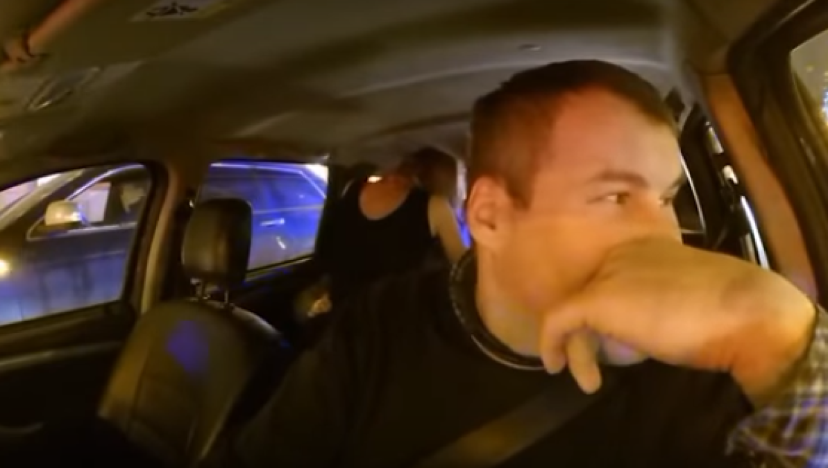 Taxista graba a clientes en encuentro sexual