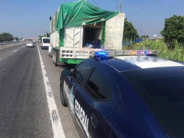 Rescatan a 172 migrantes transportados en camión