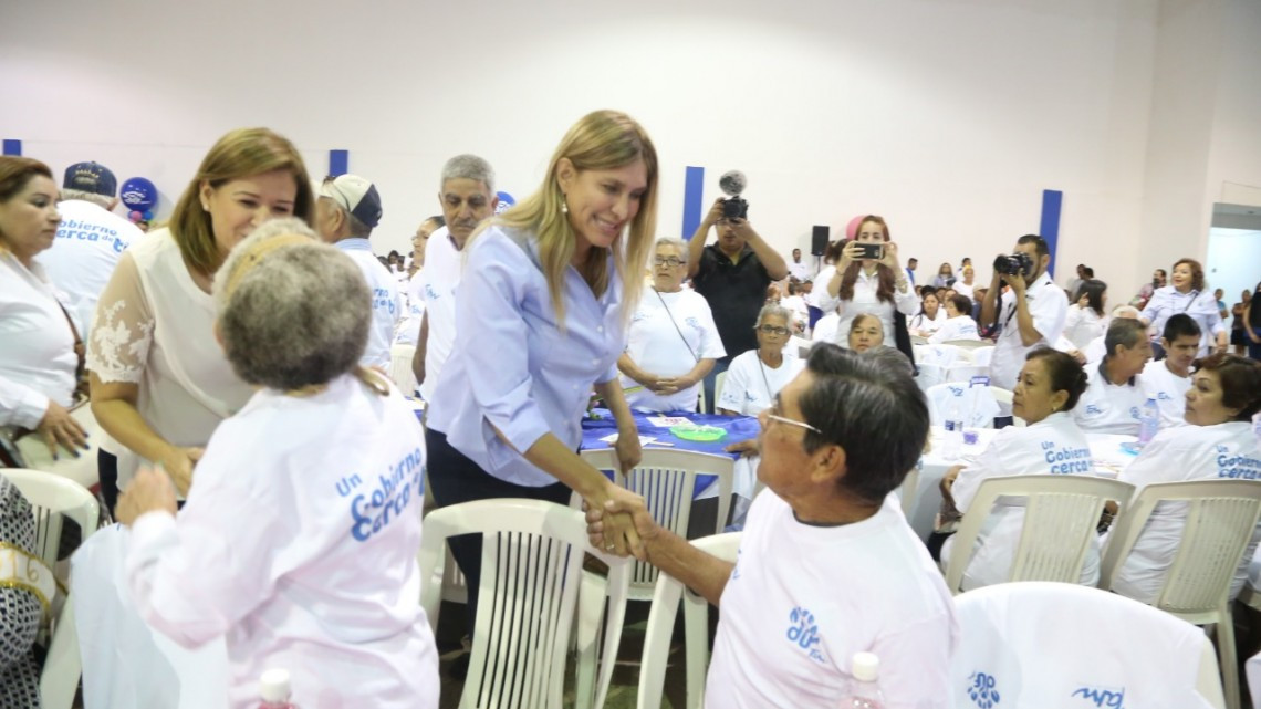 Celebra Maki a abuelitos en su día