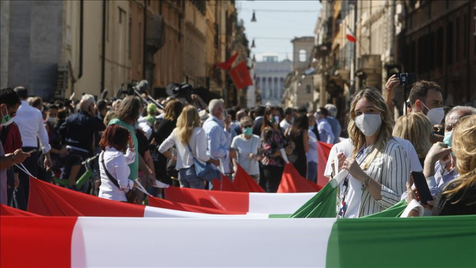 Pese a confinamiento, Italia supera los 20 mil casos diarios por Covid-19