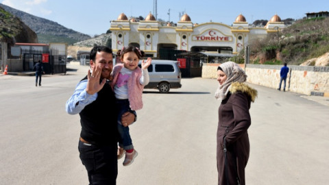 Pequeña que reía por explosiones en Sira, sale del país