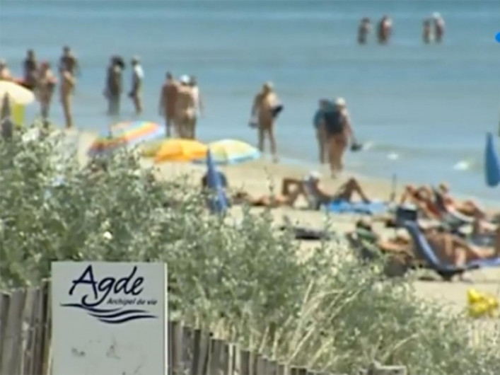 Piden usar cubrebocas a nudistas en Francia