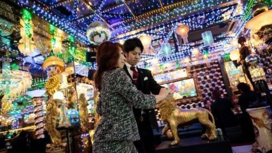 Por dinero, japoneses salen al rescate de las mujeres solitarias