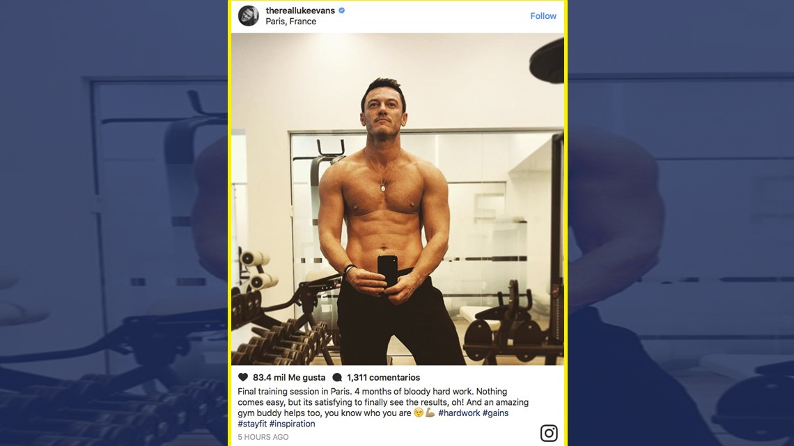 Luke Evans presume su marcado abdomen