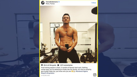 Luke Evans presume su marcado abdomen