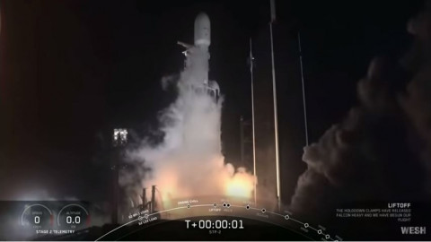 Space X lanza el Falcon Heavy para poner en órbita 24 satélites