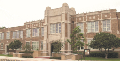 Contra indicaciones, estudiantes de Edinburg tendrán graduación al aire libre 