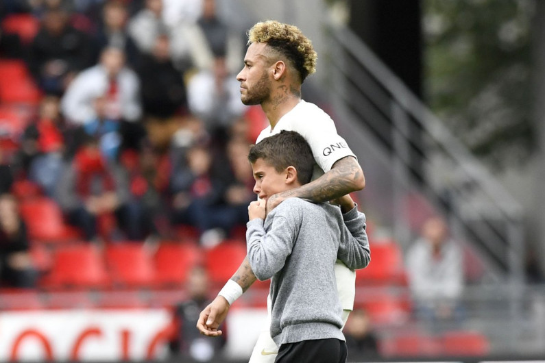 El gesto de Neymar con un niño que invadió el campo