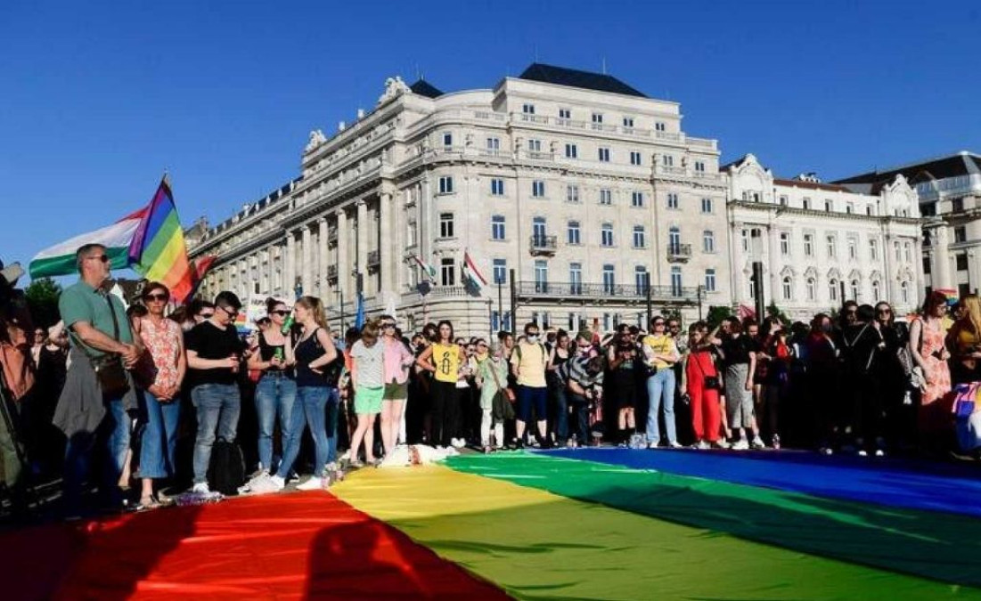Prohíben el contenido LGBT+ en escuelas de Hungría