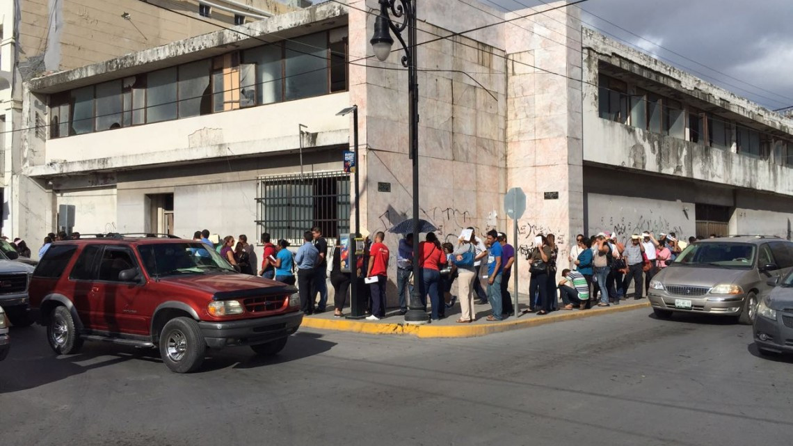 Abarrotan la oficina fiscal en Matamoros