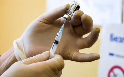 Autoriza EU vacuna de refuerzo a jóvenes de 16 y 17 años 