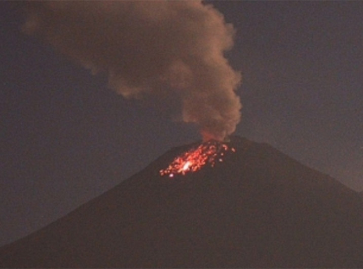 Registra Popocatépetl exhalaciones de vapor e incandescencia