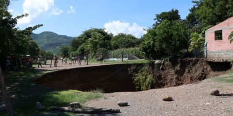 Se abre socavón de 40 metros en Tierra Caliente