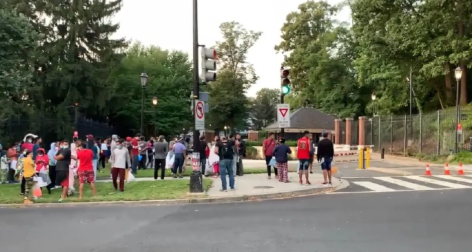 Gobierno de TX envía dos autobuses con migrantes a residencia oficial de Kamala Harris   