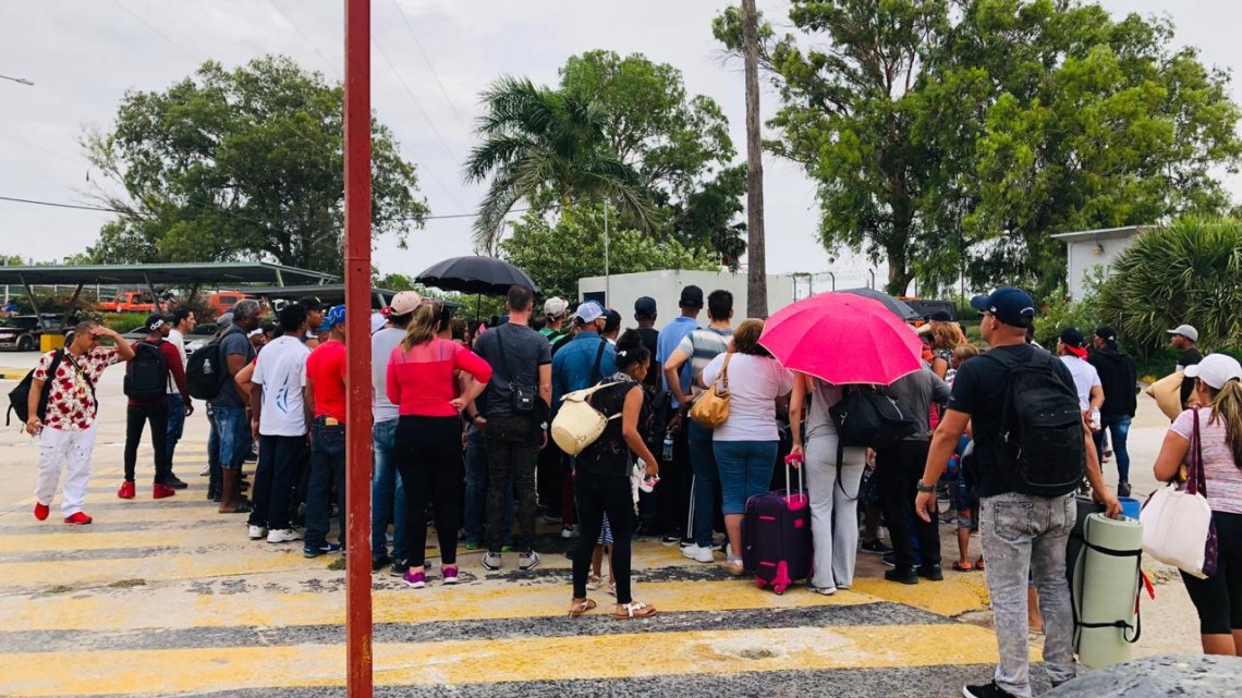 Invita INM a cubanos a desalojar la zona federal del puente nuevo