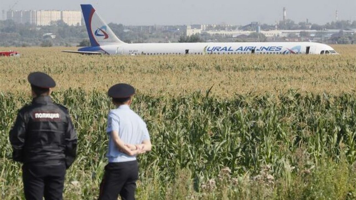 Avión ruso aterriza de emergencia en un campo de maíz