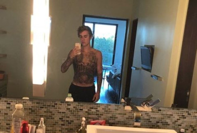 Justin Bieber presume su nuevo tatuaje