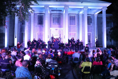 Disfrutan familias neolaredenses concierto de gala por centenaria banda de Música Municipal