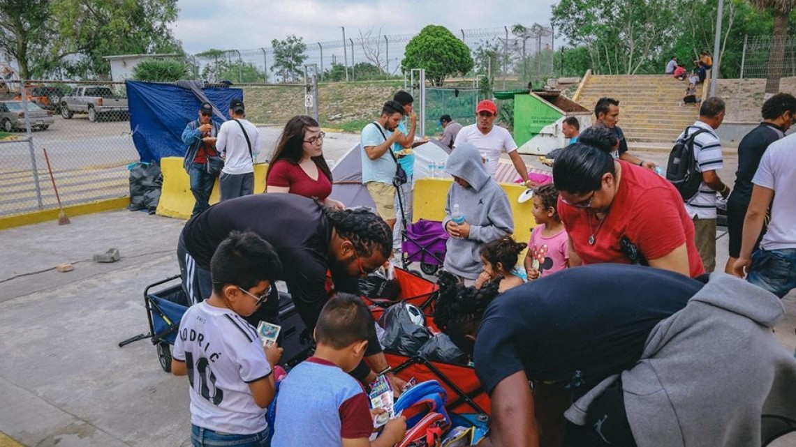 Josh Norman y Demario Davis brindan ayuda a migrantes en Matamoros