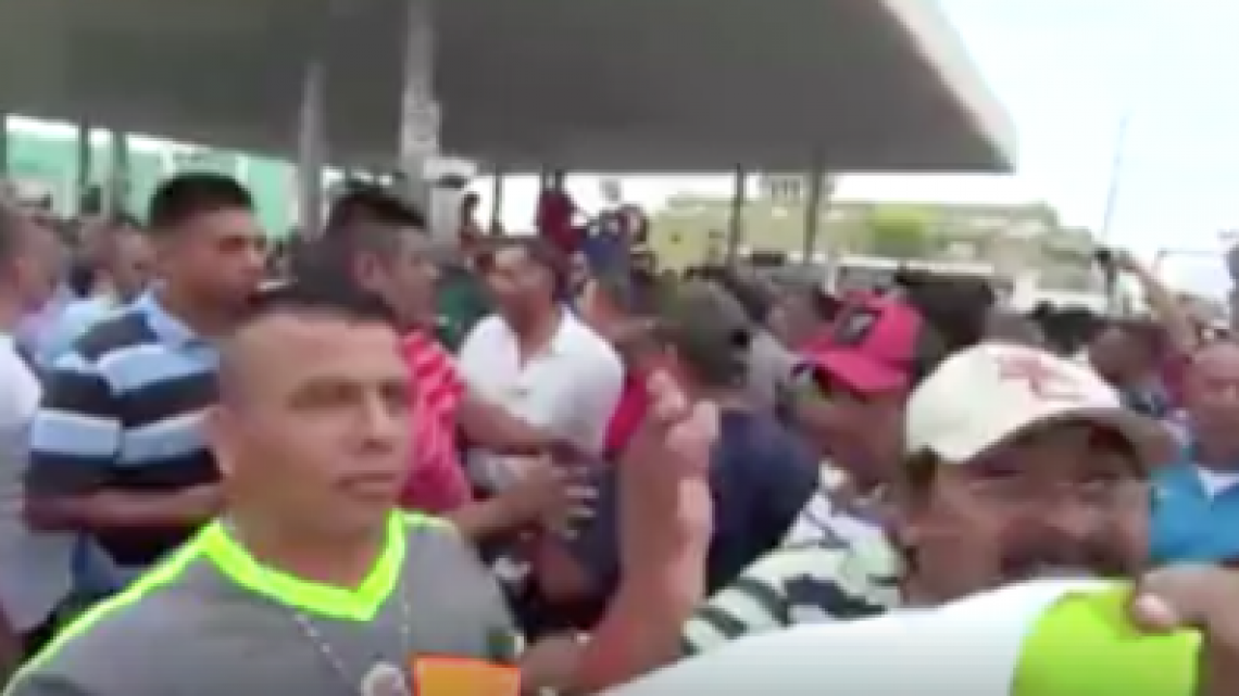 Taxistas agreden a periodista   