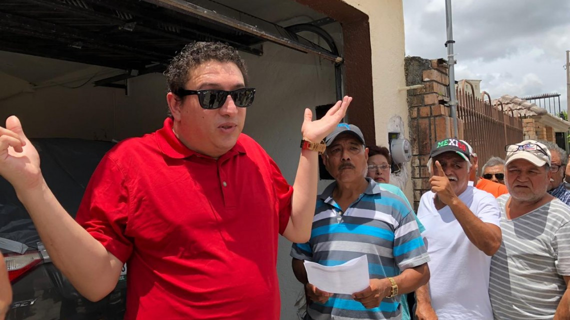 Abuelitos defraudados confrontan a abogado