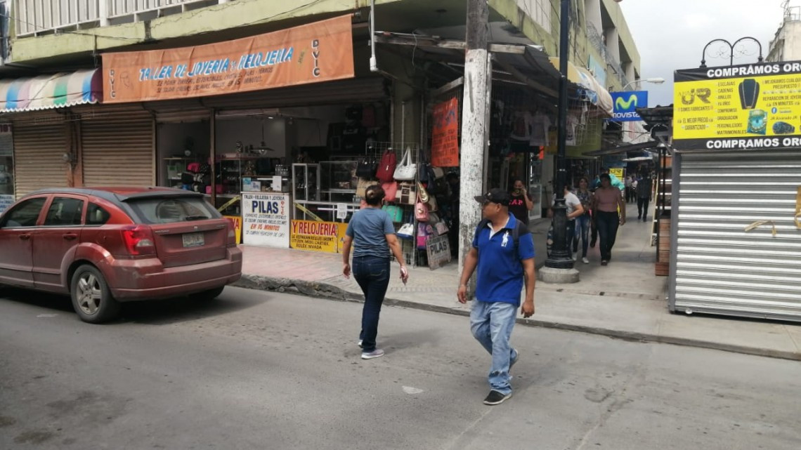 Esenciales o no, negocios de la zona peatonal de Matamoros reabren sus negocios