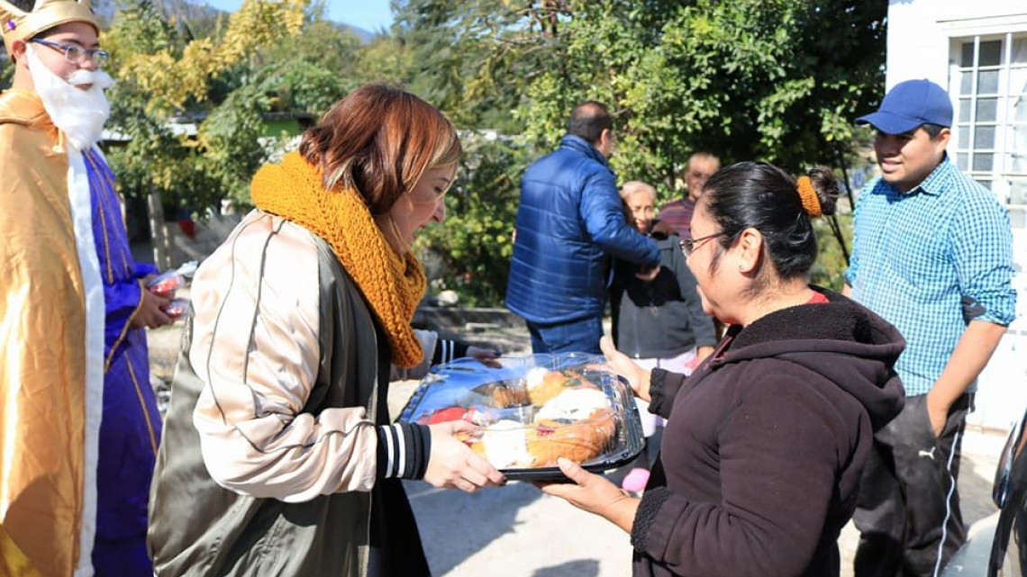 Entrega Ayuntamiento y DIF Victoria roscas y juguetes a familias