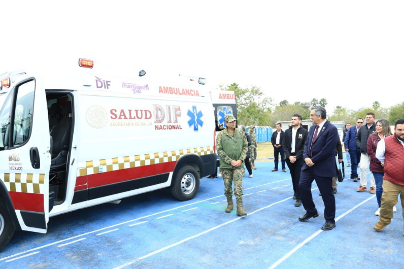 Recorren gobernador y presidenta del DIF Tamaulipas Centro de Atención para Repatriados en Matamoros; entregan ambulancia