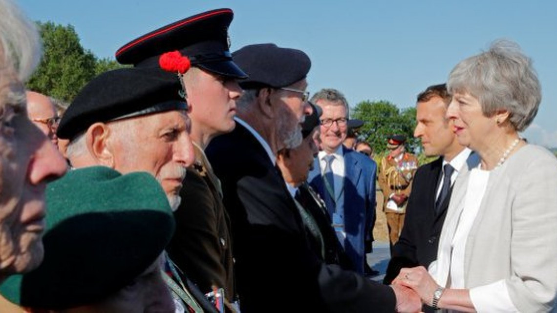 May y Macron rinden homenaje al "valor" de los veteranos del Dia-D 