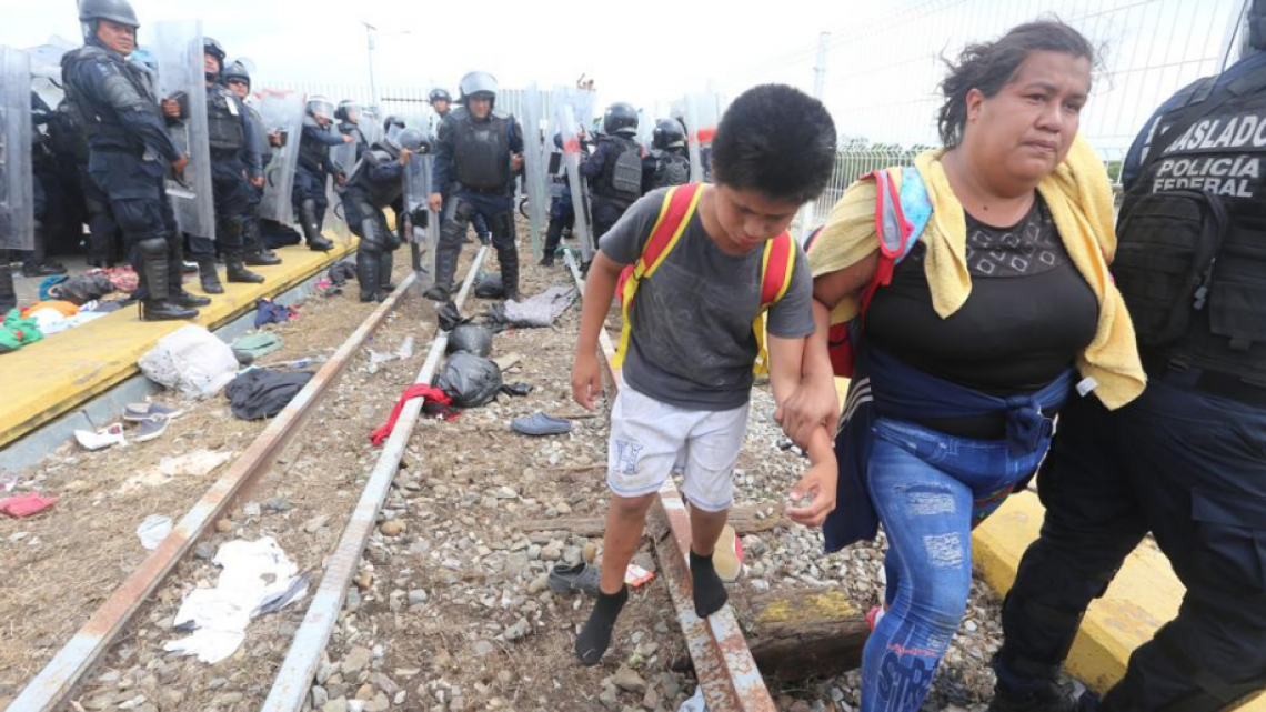 Contienen ingreso de caravana migrante en México