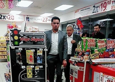 AMLO se para a comprar en un OXXO de Reynosa