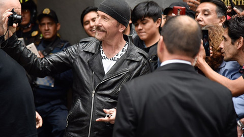 Los U2 saludan a su público antes del concierto