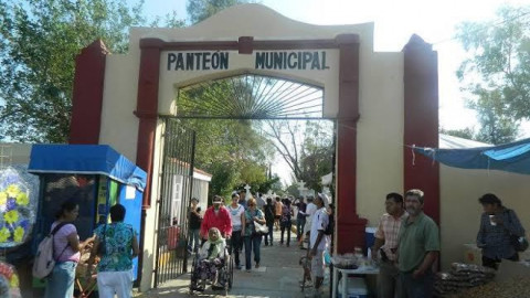 Panteones abrirán al 50 %; piden no permanecer más de 40 minutos al interior 