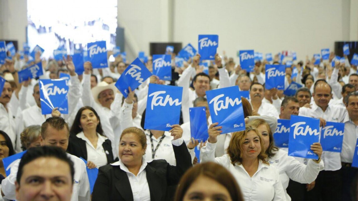 Reciben burócratas premio por antigüedad y aumento de sueldo