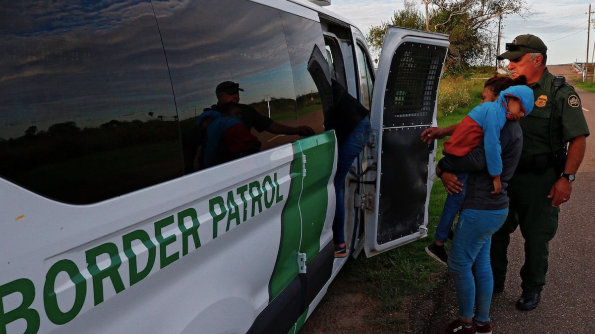 Migrantes detenidos en EU podrían ser vacunados contra el COVID-19