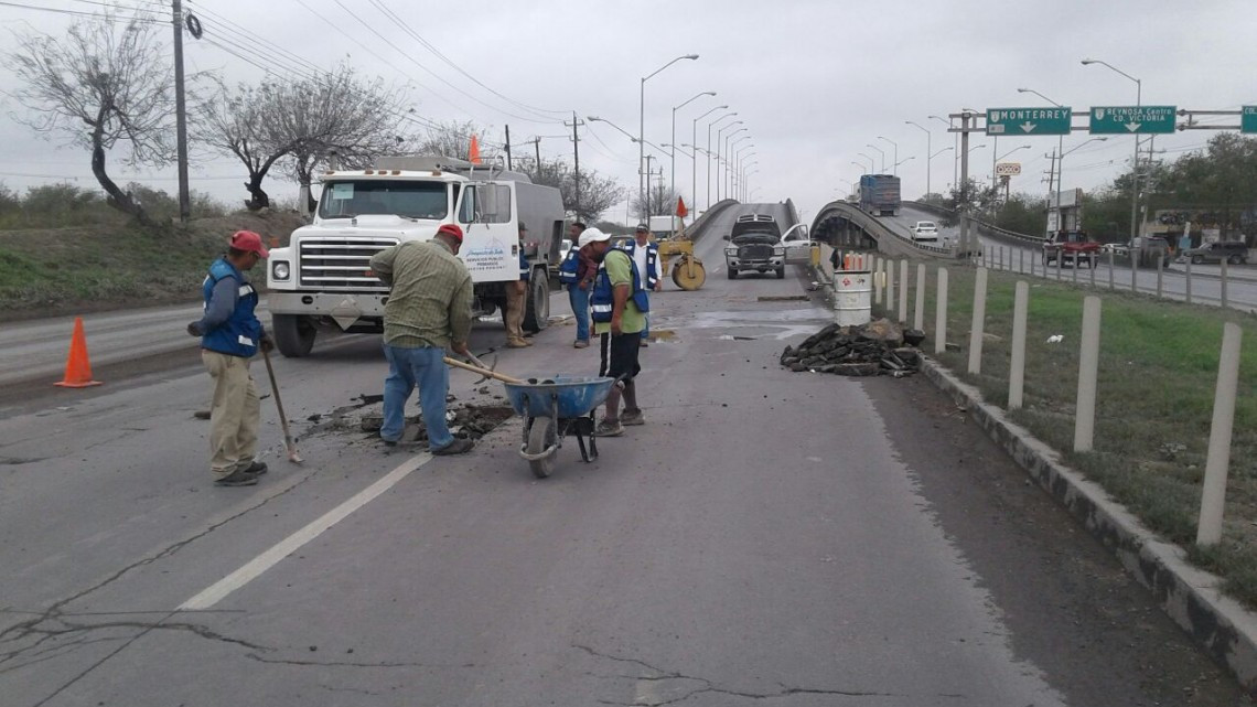 Reparan cuadrillas municipales carretera Reynosa-Río Bravo